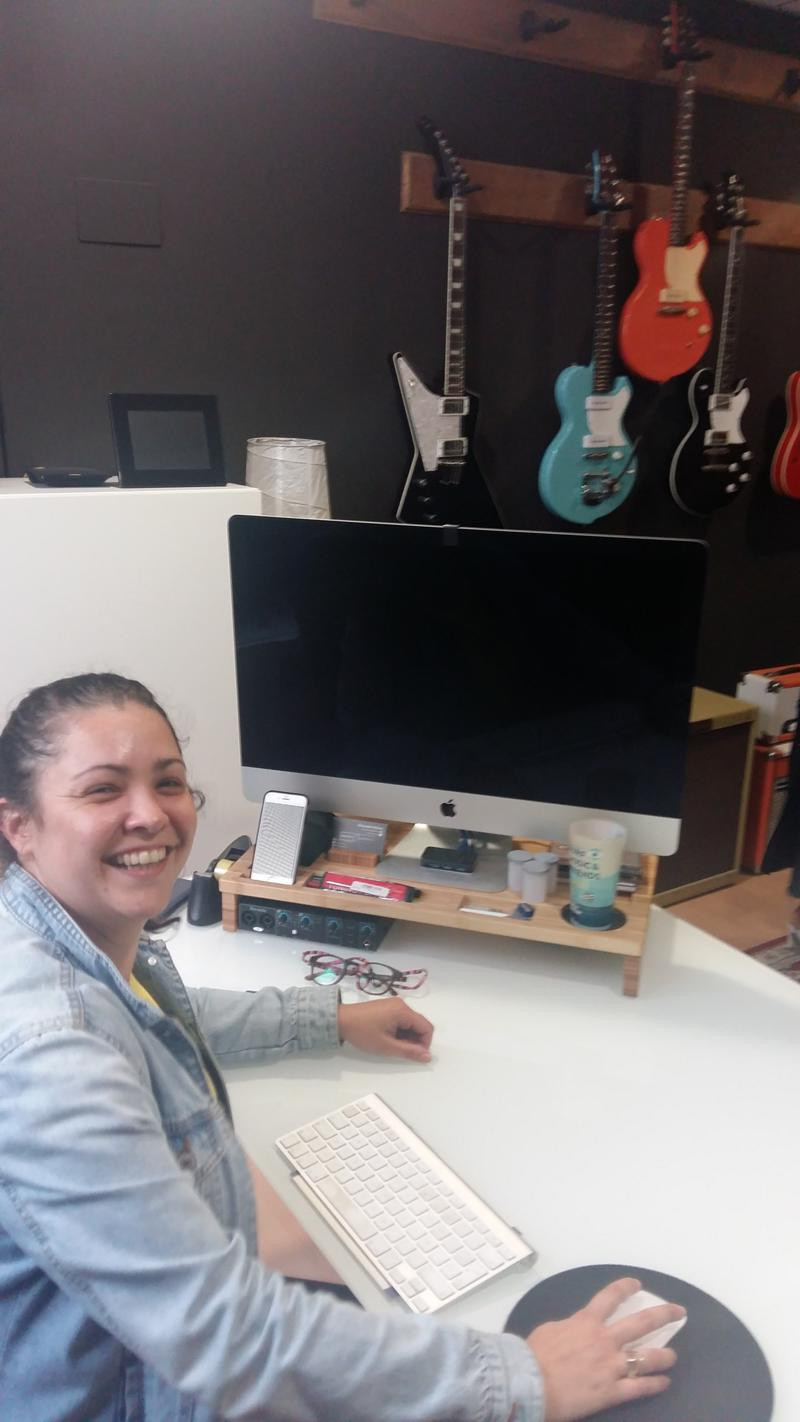 Asturias joven emprenda La Curtidora Barna Guitars