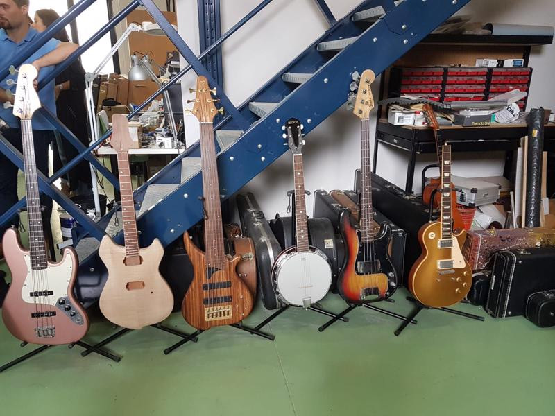 Asturias joven emprenda La Curtidora Barna Guitars