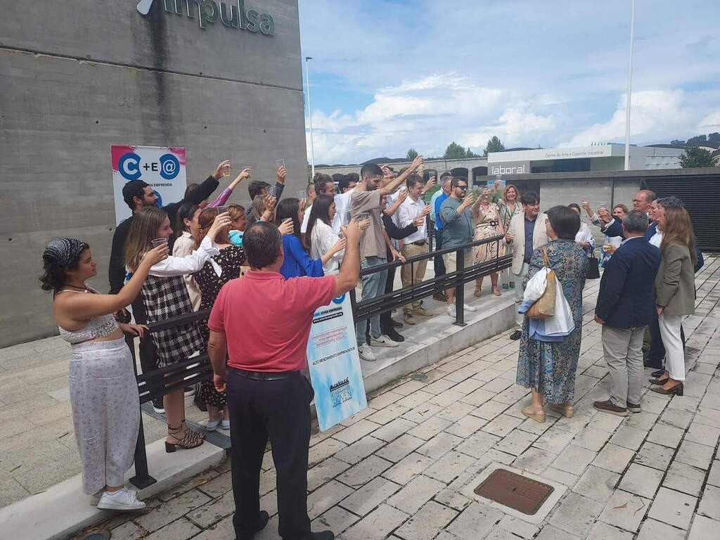 Clinic Joven emprenda Brindis y grupo