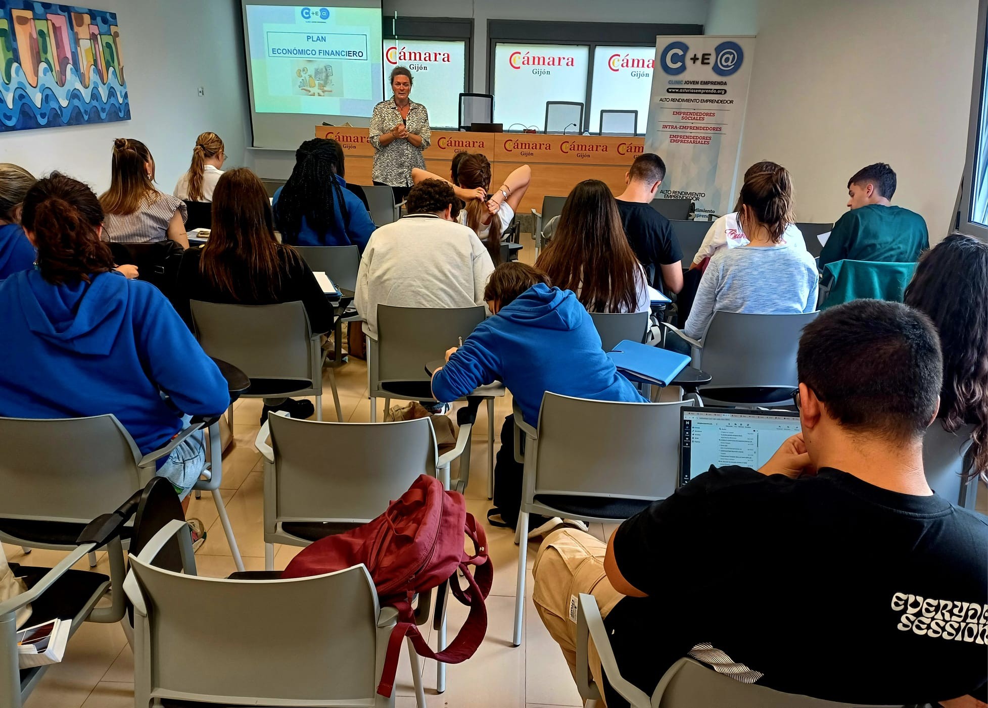 Clinic Joven emprenda Finanzas